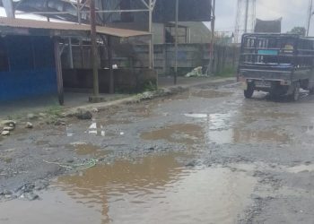 Diduga Akibat Limbah, Jalan Udara Kecamatan Merdeka Hancur dan Berlobang-lobang
