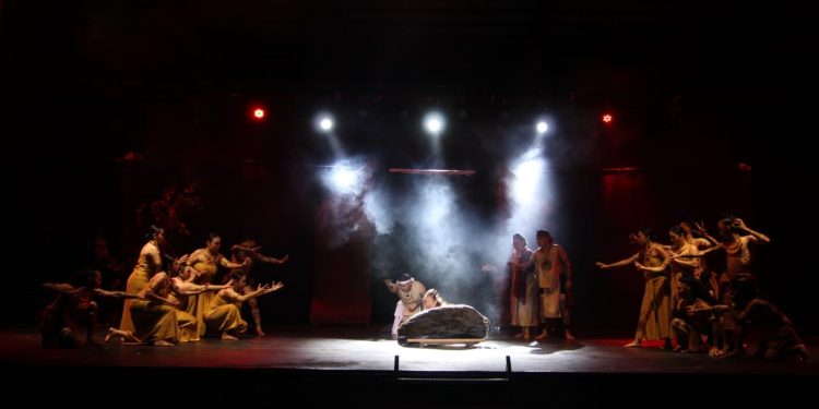 Pertunjukan Panggung Terbuka “Legenda Batu Bawui”