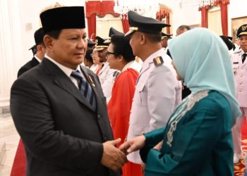 Hj. Permanasari Eddy Raya Support dan Dampingi Bupati Barsel Saat Pelantikan