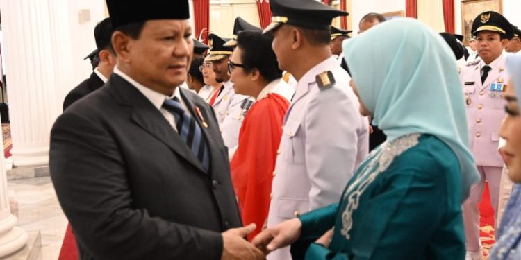 Hj. Permanasari Eddy Raya Support dan Dampingi Bupati Barsel Saat Pelantikan