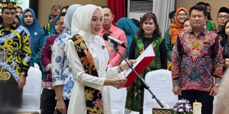 Ketua Dekranasda Ny. Aisyah Thisia Agustiar Sabran Lantik Ketua Dekranasda 12 Kabupaten/Kota se-Kalteng