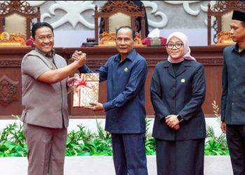 Wagub Edy Pratowo Serahkan Naskah Raperda ke Ketua DPRD Kalteng