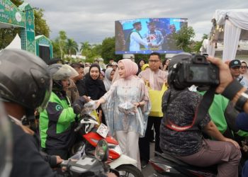 Ketua TP-PKK Aisyah Thisia Agustiar Sabran Berbagi 1.000 Takjil di Bundaran Besar