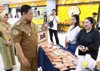 Wagub Edy Pratowo Buka Bazzar Ramadan 1446 H DPD IWAPI Kalteng