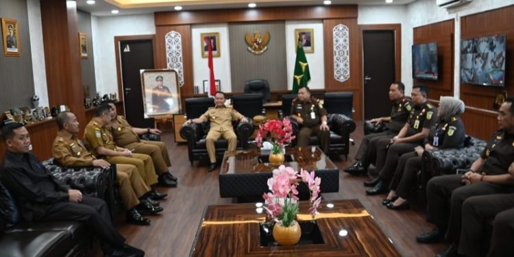 Gubernur dan Wagub Kalteng Kunjungi Kejati dan Korem 102/Pjg