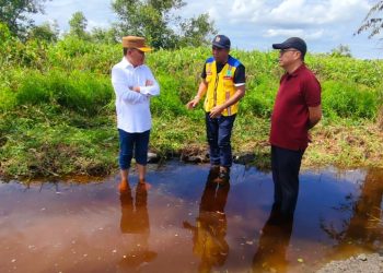 Kepala BAPPERIDA Dampingi Gubernur Kalteng Tinjau Perbaikan Jalan