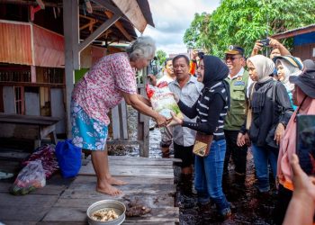 Ketua TP PKK Aisyah Thisia Agustiar Sabran Salurkan Bantuan ke Korban Banjir