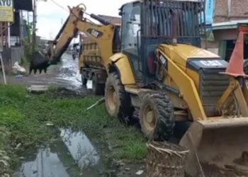 PUTR Karo Turunkan Alat Berat Untuk Mengeruk Parit di Depan Gudang Wortel