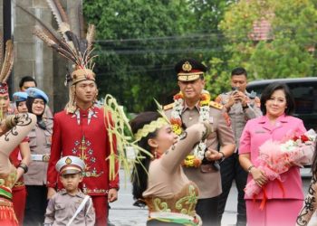 Tarian Adat Dayak, Iringi Farewell dan Penyambutan Kapolda Kalteng