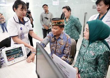 Gubernur Kalteng Bersama Ketua TP-PKK Tinjau Pemeriksaan Kesehatan Gratis