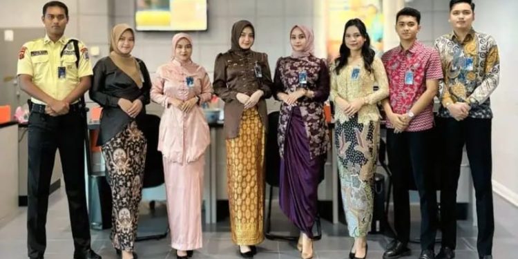 Sambut Hari Kartini, Karyawan BRI Binjai Menggunakan Pakaian Kebaya dan Batik