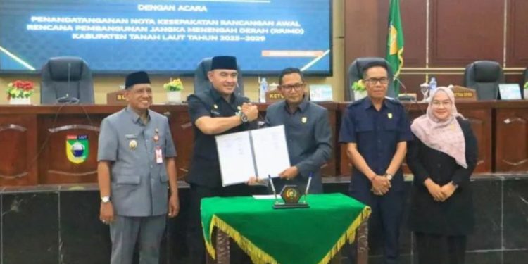 Bupati-DPRD Tandatangani Nota Kesepakatan Ranwal RPJMD Tanah Laut 2025-2029