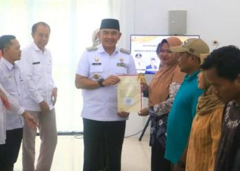 Bupati H Rahmat Trianto Serahkan 529 Sertifikat PTSL