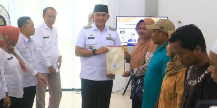 Bupati H Rahmat Trianto Serahkan 529 Sertifikat PTSL