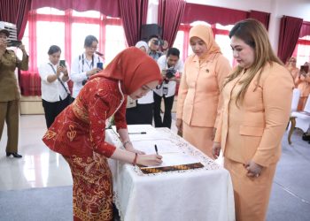 Ketua TP-PKK Aisyah Thisia Agustiar Sabran Pimpin Serah Terima Jabatan Plt. Ketua DWP Provinsi Kalteng