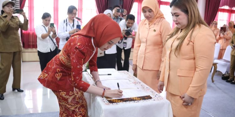 Ketua TP-PKK Aisyah Thisia Agustiar Sabran Pimpin Serah Terima Jabatan Plt. Ketua DWP Provinsi Kalteng