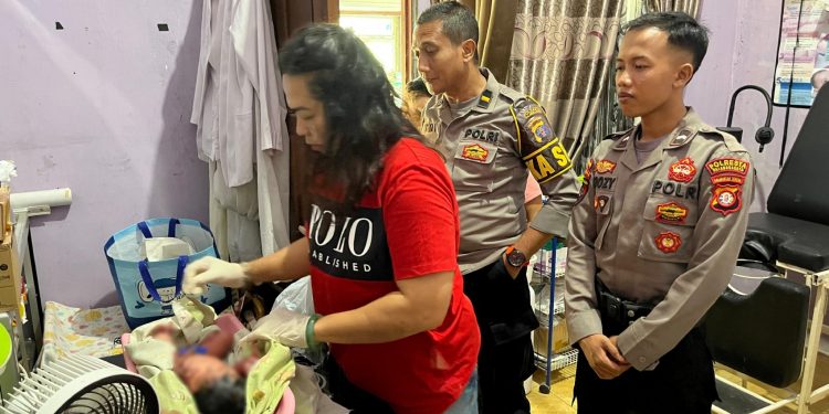 Polresta Palangka Raya Evakuasi Bayi dalam Kardus di Depan Gereja Sangkakala