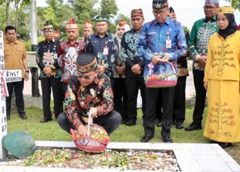 Gubernur Agustiar Sabran Ziarah ke Makam Pahlawan