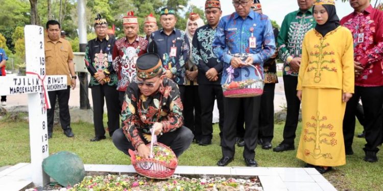 Gubernur Agustiar Sabran Ziarah ke Makam Pahlawan