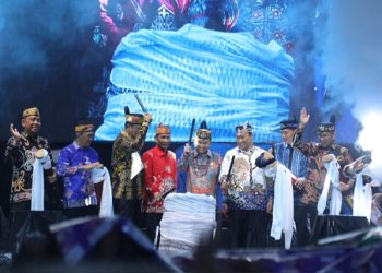 Gubernur Kalteng Agustiar Sabran Buka Festival Budaya Isen Mulang 2025
