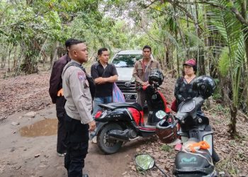 Bhabinkamtibmas Menteng Dampingi Warga Cek Lokasi Tanah yang Diklaim Sepihak