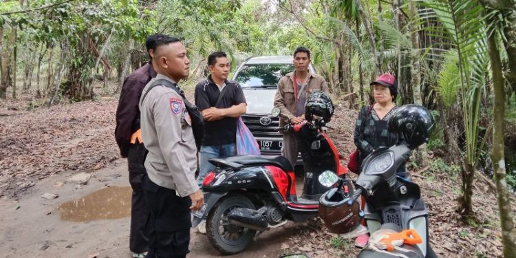 Bhabinkamtibmas Menteng Dampingi Warga Cek Lokasi Tanah yang Diklaim Sepihak