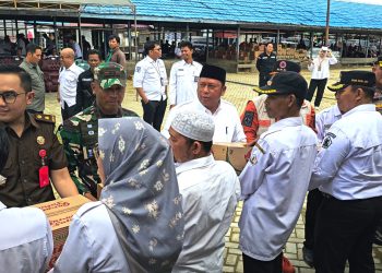 Bupati H Bahrul Ilmi Serahkan Bantuan Sembako ke Warga Terdampak Banjir di Kecamatan Tabukan