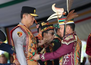 Kapolda Kalteng Terima Gelar Kehormatan Adat Dayak dari DAD Kalimantan Tengah