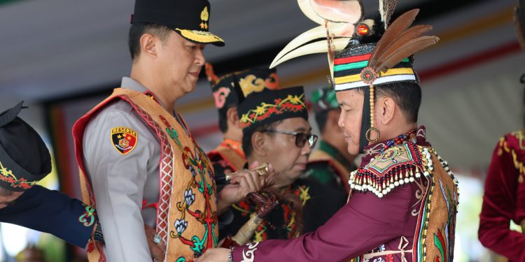 Kapolda Kalteng Terima Gelar Kehormatan Adat Dayak dari DAD Kalimantan Tengah