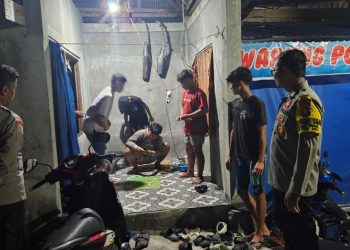 Petugas Gelar Patroli Malam di Warung kawasan Kelurahan Banturung Cegah Aksi Premanisme