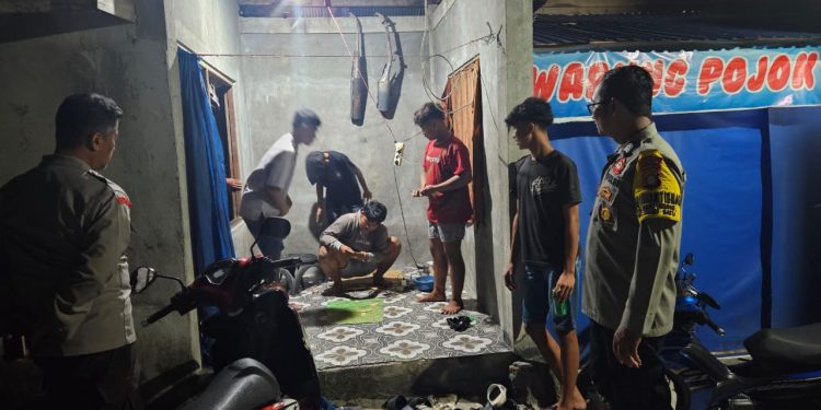 Petugas Gelar Patroli Malam di Warung kawasan Kelurahan Banturung Cegah Aksi Premanisme
