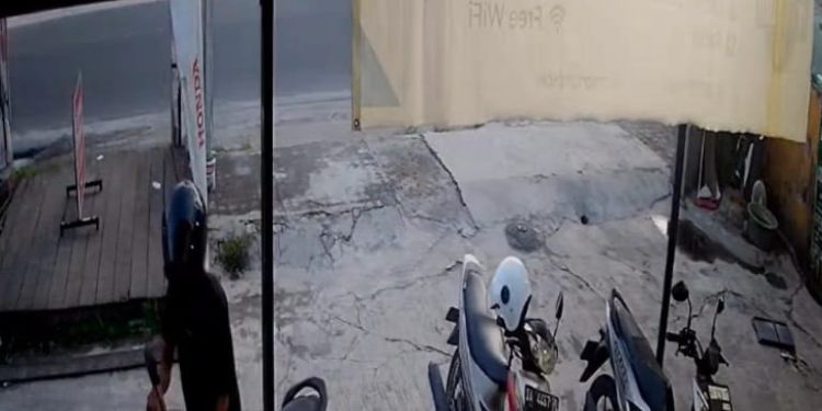CCTV Rekam Aksi Pencurian Motor, Pelaku Manfaatkan Kunci Tertinggal