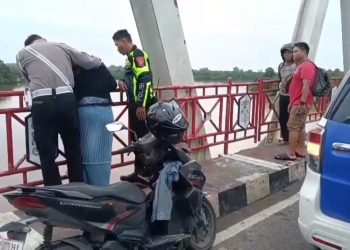 Petugas Evakuasi Seorang Wanita Diduga Alami Depresi di Atas Jembatan Kahayan Palangkaraya