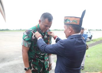 Gubernur Kalteng Sambut Wakasad dengan Tradisi Adat Dayak