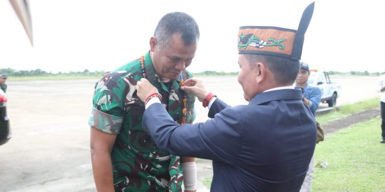 Gubernur Kalteng Sambut Wakasad dengan Tradisi Adat Dayak