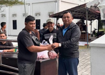 Kejati Kalteng Sembelih 16 Hewan Kurban, Bagikan 500 Paket Daging ke Masyarakat