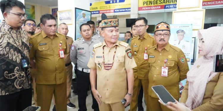 Gubernur Sidak Samsat, Tinjau Pelayanan Publik Lewat Dialog Langsung dengan Warga