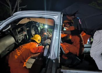 Sopir Mobil Pikap Terjepit Usai Tabrakan dengan Truk