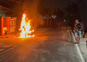 Motor Matik Terbakar di Depan Rumah Warga di Palangka Raya