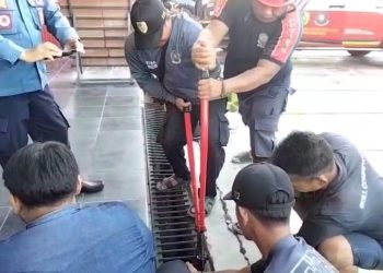 Tim Rescue Damkar Evakuasi Warga yang Kakinya Terjepit Besi Penutup Saluran Air