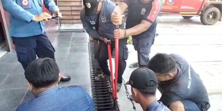 Tim Rescue Damkar Evakuasi Warga yang Kakinya Terjepit Besi Penutup Saluran Air