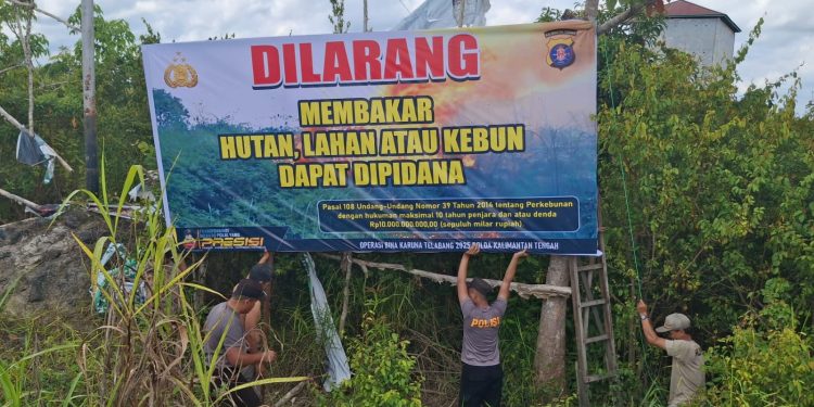 Satgas Bina Karuna Polda Kalteng Pasang Baliho Imbauan Cegah Karhutla di Jembatan Bukit Rawi