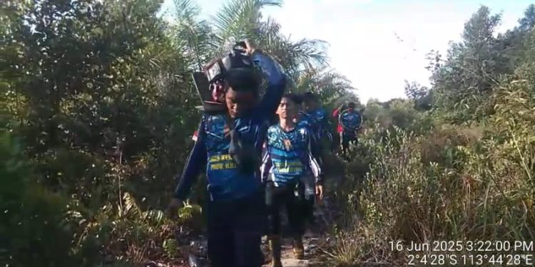 Tim Dalkarhutla Dishut Kalteng Padamkan Kebakaran Lahan di Bukit Batu