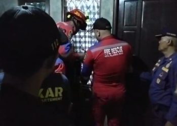 Petugas Damkar Palangka Raya Bantu Buka Pintu Rumah Warga yang Terkunci dari Dalam