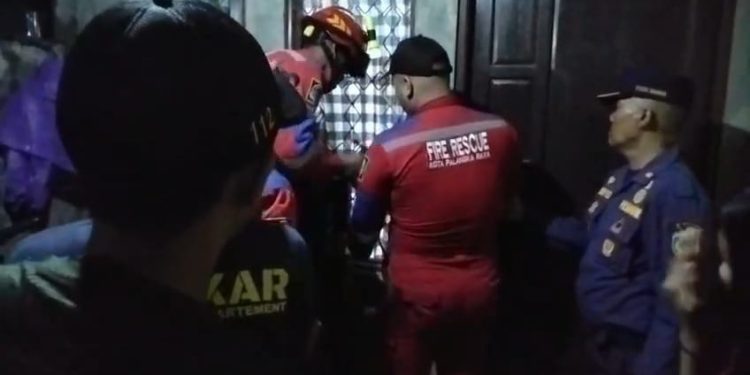 Petugas Damkar Palangka Raya Bantu Buka Pintu Rumah Warga yang Terkunci dari Dalam