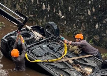 Ditsamapta Polda Kalteng Evakuasi Honda Mobilio yang Terjun ke Sungai di Palangka Raya