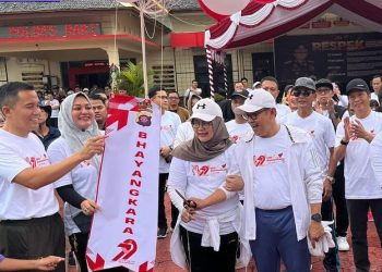 Pj. Bupati Barito Utara Ikuti Jalan Sehat HUT Ke-79 Bhayangkara