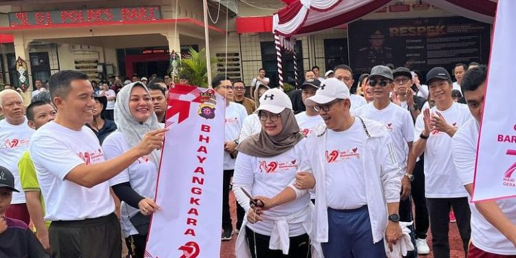 Pj. Bupati Barito Utara Ikuti Jalan Sehat HUT Ke-79 Bhayangkara