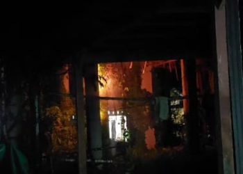 Korsleting, Tiang Listrik dan Rumah Kosong Nyaris Hangus Terbakar