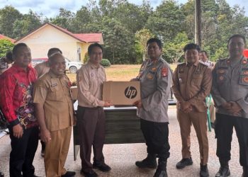 Dukung Pendidikan, Polres Seruyan Serahkan Bantuan Komputer dan Laptop ke Sekolah